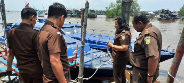 Pengecekan fisik langsung barang bukti 1 (satu) unit kapal motor nelayan warna hijau merah panjang 7,5 meter dan lebar 2,5 meter