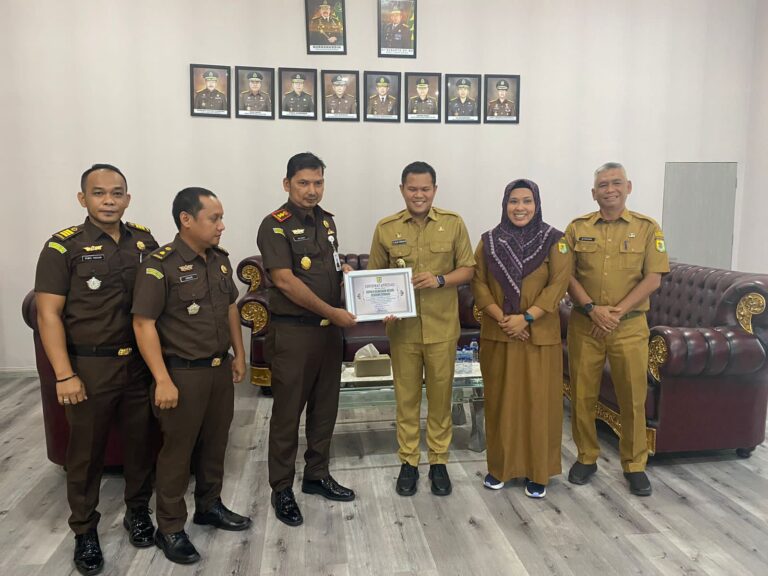 Kepala Kejaksaan Negeri Serdang Bedagai Bapak Mayhardi Indra Putra, SH, MH menerima Sertifikat Apresiasi dari Wakil Bupati (Wabup) Sergai Bapak H Adlin Tambunan
