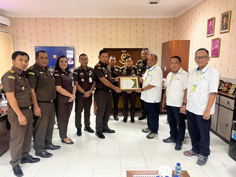Kejaksaan Negeri Serdang Bedagai pada bidang Perdata dan Tata Usaha Negara Kejaksaan Negeri Serdang Bedagai menerima piagam penghargaan dari PTPN IV Medan
