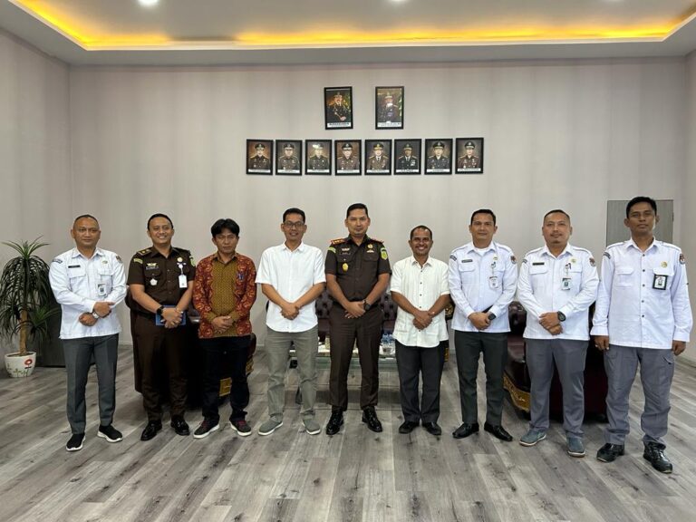 Kepala Kejaksaan Negeri Serdang Bedagai Mayhardy Indra Putra, S.H., M.H menerima audiensi dari Ketua KPU Kabupaten Serdang Bedagai, Agusli Matondang